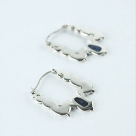 Pendientes Tiahua de aro plateados con colgantes y piedra azul, detalle