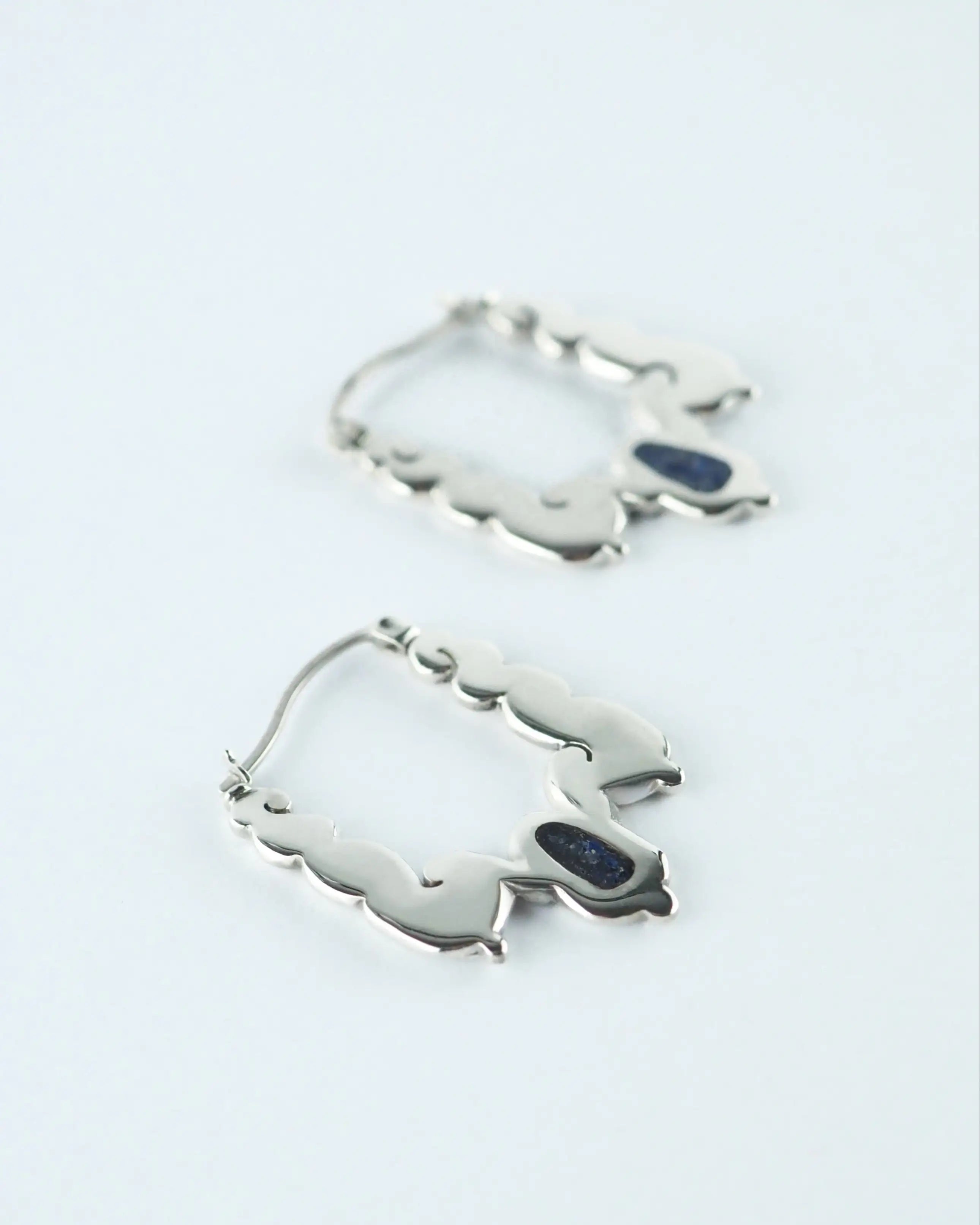Pendientes Tiahua de aro plateados con colgantes y piedra azul, detalle