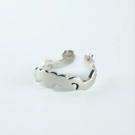 Anillo Timilin plateado con diseño de media luna y aberturas en el aro.