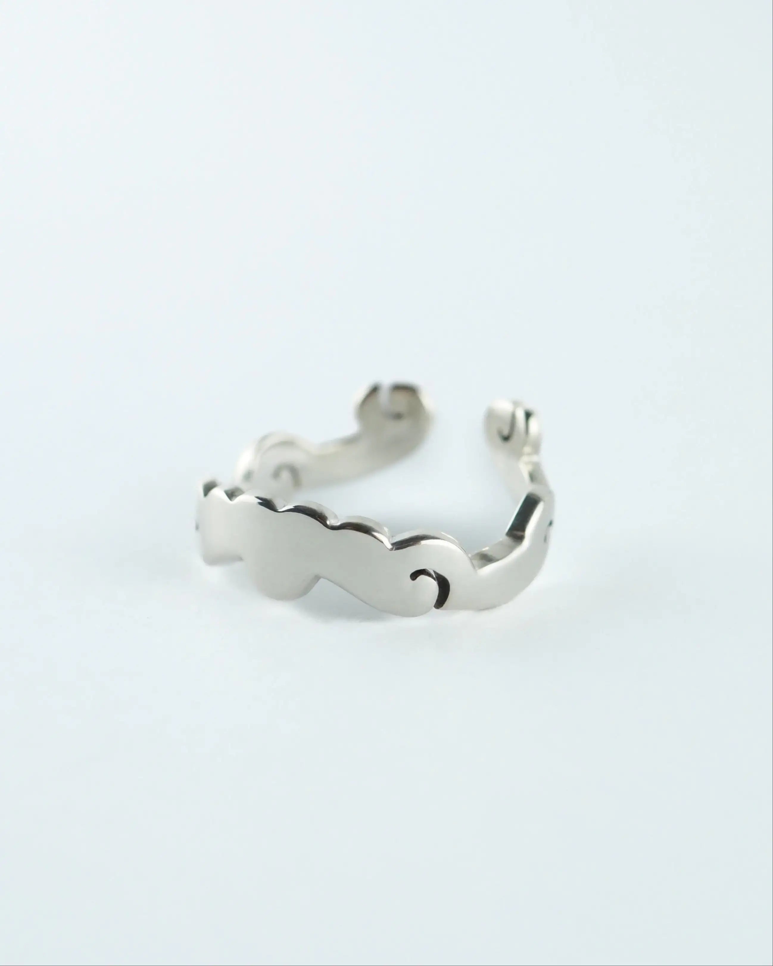 Anillo Timilin plateado con diseño de media luna y aberturas en el aro.