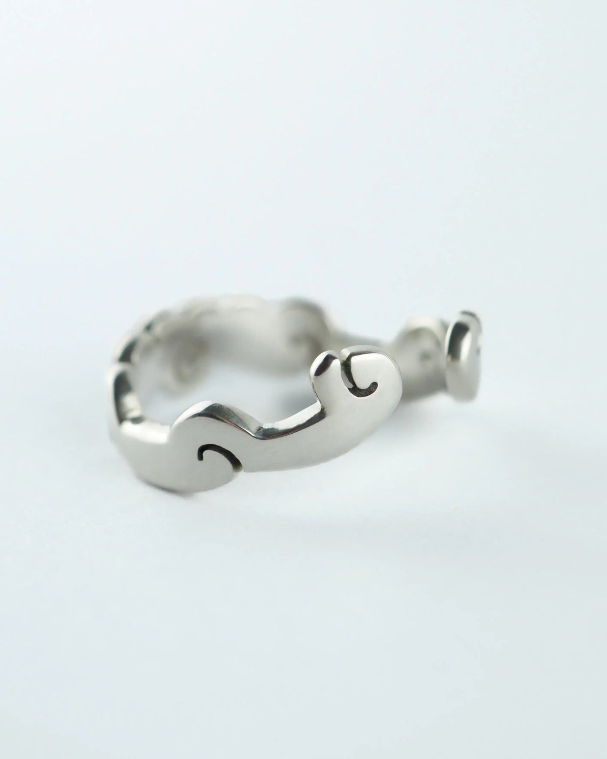 Anillo Timilin plateado con montura ovalada y ranuras curvadas.