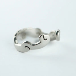 Anillo Timilin plateado con montura ovalada y ranuras curvadas.