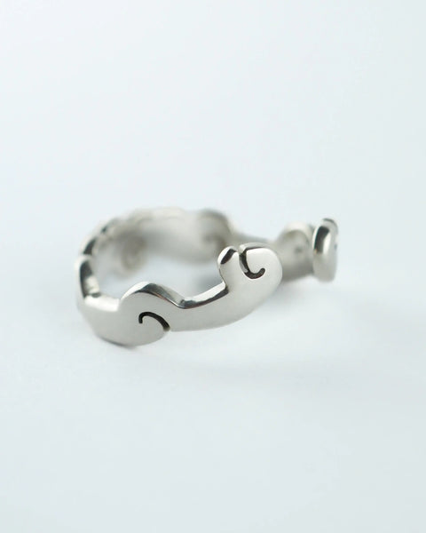 Anillo Timilin plateado con montura ovalada y ranuras curvadas.