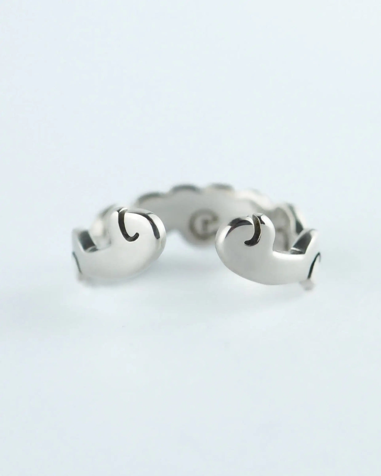 Anillo Timilin plateado con tres piezas redondeadas y acabado brillante.