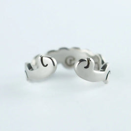 Anillo Timilin plateado con tres piezas redondeadas y acabado brillante.