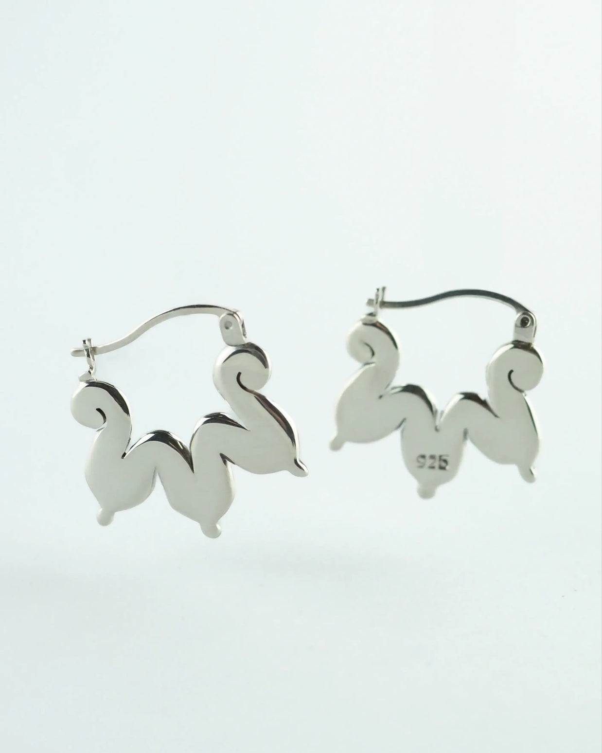 Pendientes de plata con aro y colgante; placa 925 visible