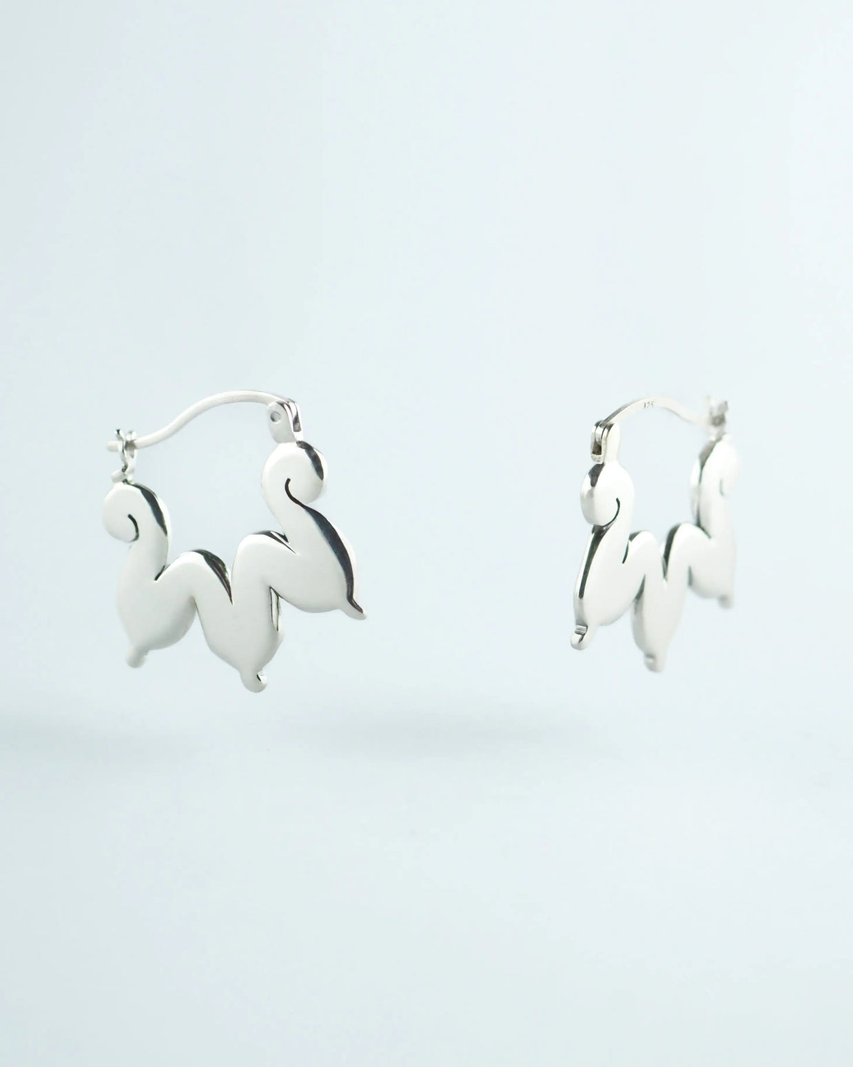 Pendientes de plata con aro y colgante de tres piezas con forma de hoja