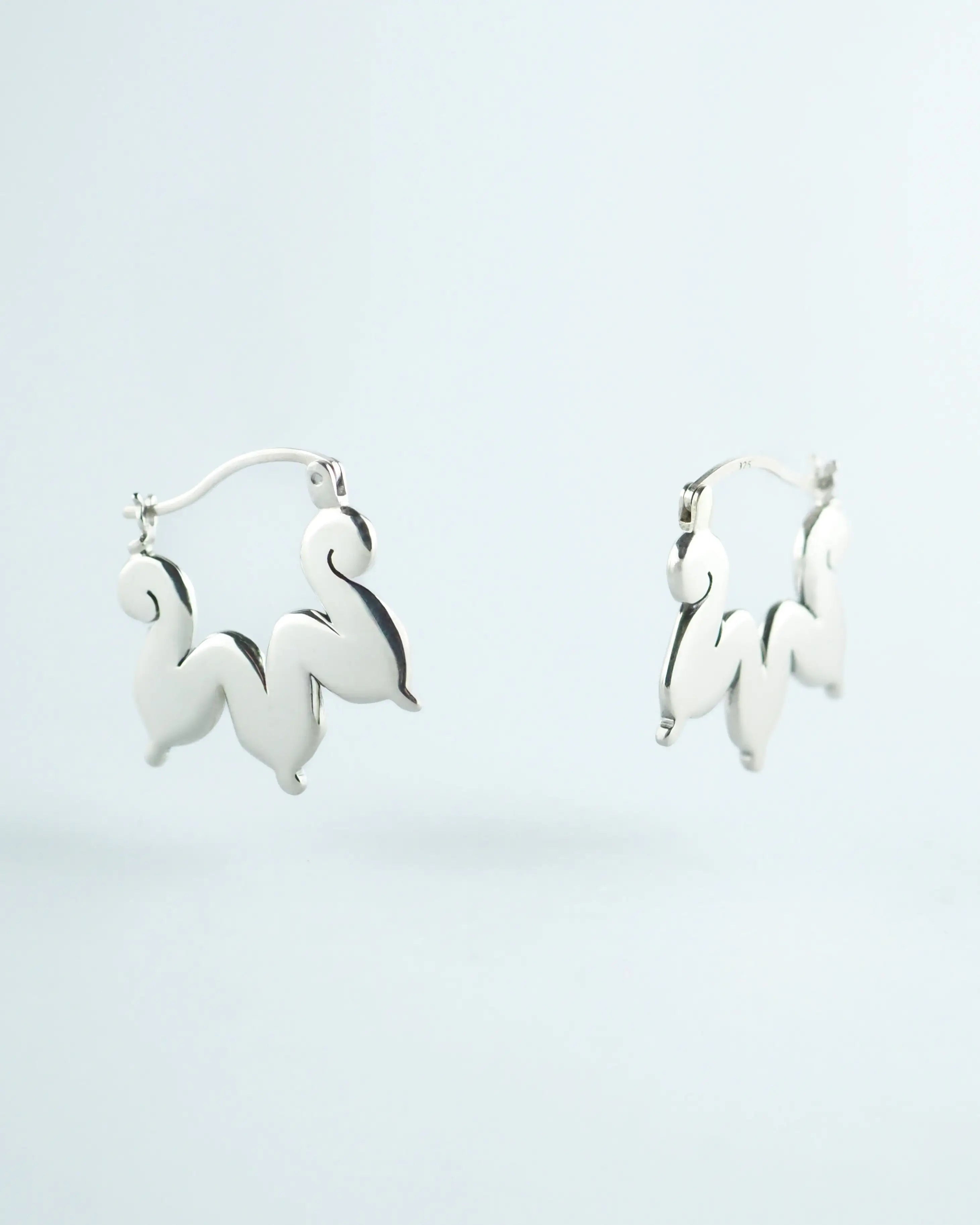 Pendientes de plata con aro y colgante de tres piezas con forma de hoja