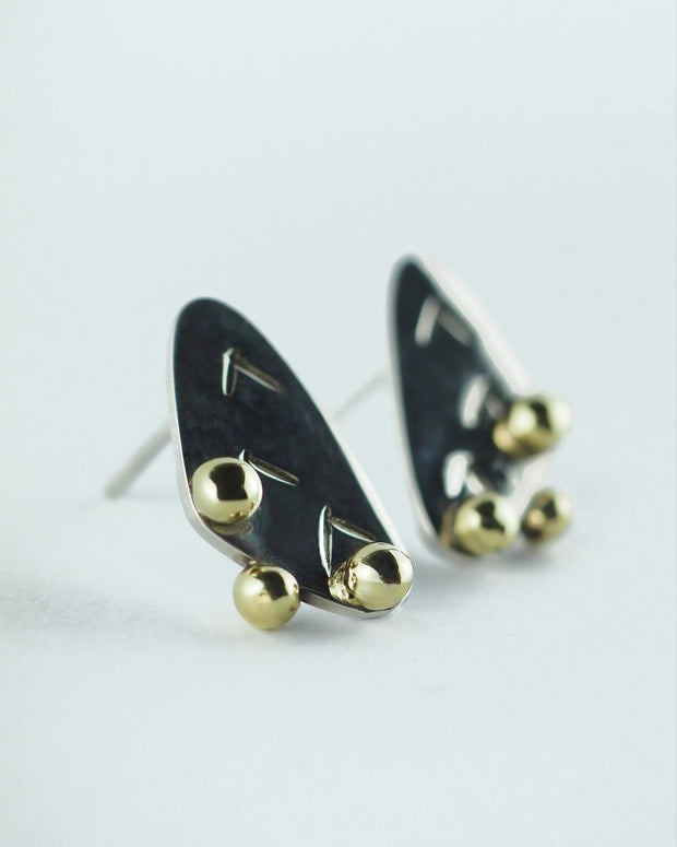 Pendientes Opuntia de gota negra con esferas doradas y detalles metálicos